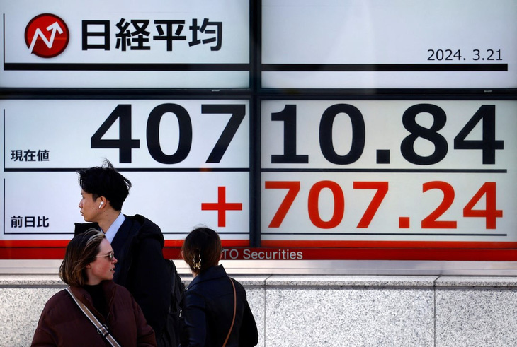 Màn hình hiển thị chỉ số Nikkei ở Tokyo, Nhật Bản - Ảnh: REUTERS