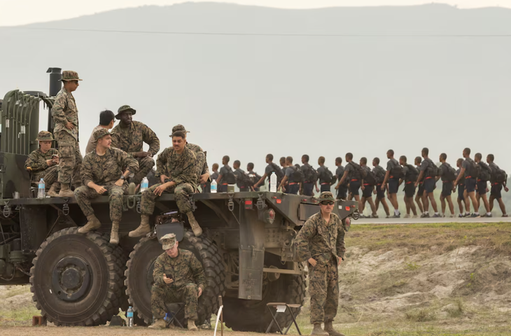 Quân đội Mỹ theo dõi các học viên quân sự Philippines huấn luyện tại một căn cứ hải quân ở tỉnh Zambales, Philippines tháng 4-2023 - Ảnh: REUTERS