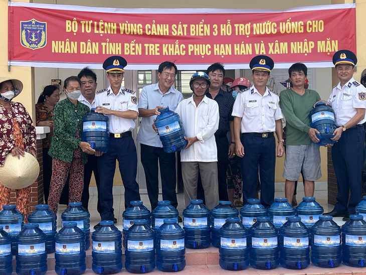 Bộ Tư lệnh Vùng Cảnh sát biển 3 đã cấp phát miễn phí 1.000 bình (loại 20 lít) nước uống tinh khiết cho nhân dân tỉnh Bến Tre - Ảnh: M. T.