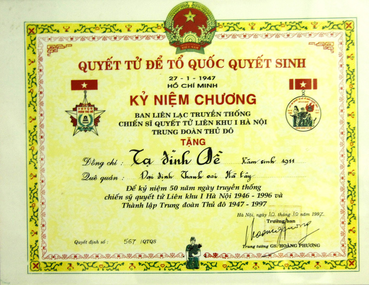 Kỷ niệm chương ông Tạ Đình Đề tham gia cuộc chiến vệ  thành Hà Nội mùa đông năm 1946 - Ảnh gia đình cung cấp