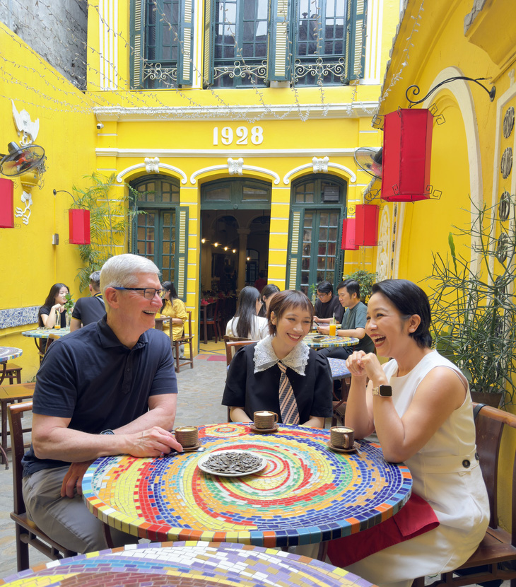 Bức ảnh CEO Tim Cook ngồi cà phê ở phố cổ Hà Nội cùng hai mẹ con ca sĩ Mỹ Linh, Mỹ Anh được cư dân mạng chia sẻ đồng loạt vào sáng 15-4 - Ảnh: X của Tim Cook