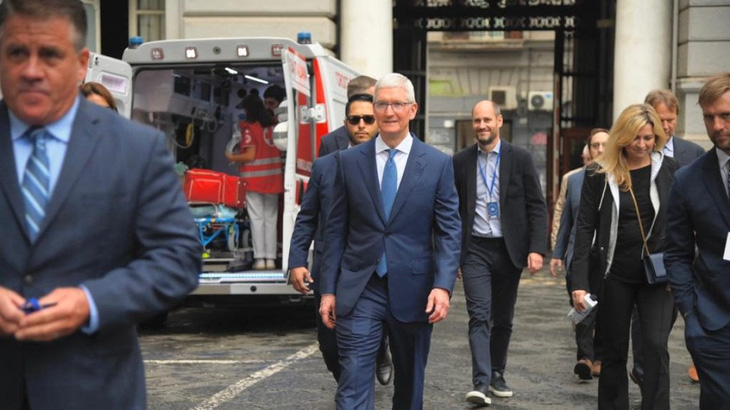 CEO Tim Cook trong chuyến công tác tại Ý vào tháng 9-2022 - Ảnh: REPUBBLICA NAPOLI