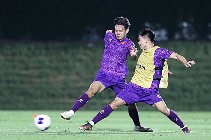 Bùi Vĩ Hào và Hồ Văn Cường (áo pitch) khả năng cao sẽ cùng đá chính ở biên phải trong đội hình U23 Việt Nam - Ảnh: VFF