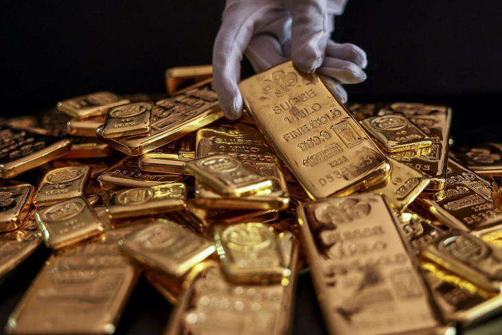Tranh thủ lúc giá vàng đang tăng cao, người dân Mỹ đổ xô đi bán vàng để kiếm tiền mặt thanh toán sinh hoạt phí - Ảnh: YAHOO NEWS