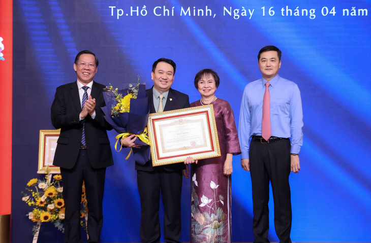 Ông Lê Trí Thông, phó chủ tịch HĐQT kiêm tổng giám đốc PNJ, vinh dự nhận bằng khen của Thủ tướng Chính phủ - Ảnh: Minh Trường