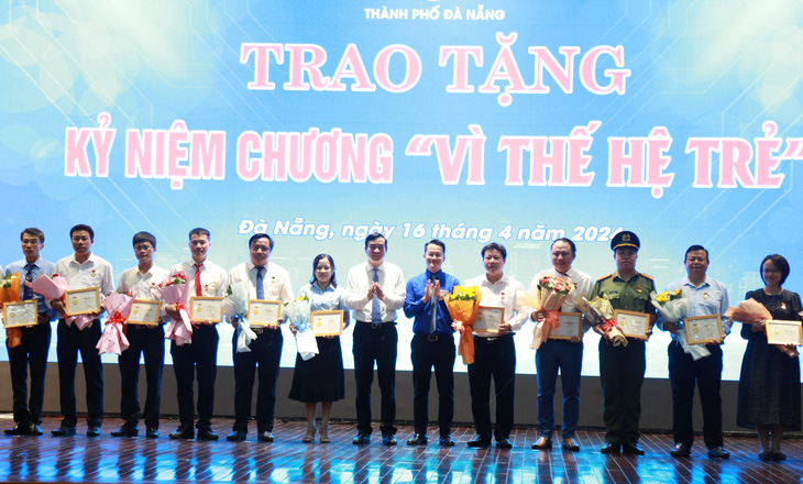 Lãnh đạo TP Đà Nẵng và lãnh đạo Thành Đoàn trao kỷ niệm chương cho 48 cá nhân có đóng góp cho công tác Đoàn, Hội, Đội - Ảnh: ĐOÀN NHẠN