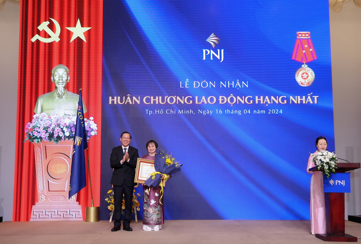 Bà Cao Thị Ngọc Dung, chủ tịch HĐQT PNJ, được trao tặng Huân chương lao động hạng Nhất lần thứ 2 - Ảnh: Minh Trường