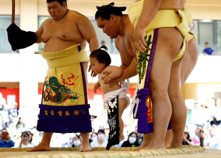 Nhà vô địch sumo hạng nặng gốc Mông Cổ Yokozuna Terunofuji tham gia buổi lễ bước vào võ đài cùng con trai Temujin tại giải đấu sumo nghi lễ 