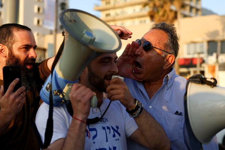 Người biểu tình tranh cãi bên ngoài Văn phòng chi nhánh Đại sứ quán Mỹ trong cuộc biểu tình ủng hộ Tổng thống Mỹ Joe Biden, sau khi Iran tấn công Israel, tại Tel Aviv, Israel ngày 15-4 - Ảnh: REUTERS