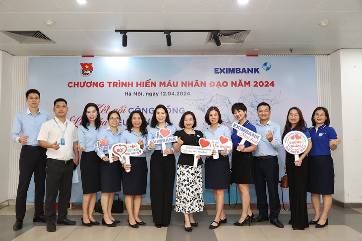 Bà Doãn Hồ Lan - Thành viên ban kiểm soát (thứ 6 từ phải qua) cùng bà Trịnh Thị Hải Yến (thứ 6 từ trái qua) - Trưởng VPĐD Eximbank tại Hà Nội cùng CBNV Eximbank hiến máu tại sự kiện - Ảnh: EIB