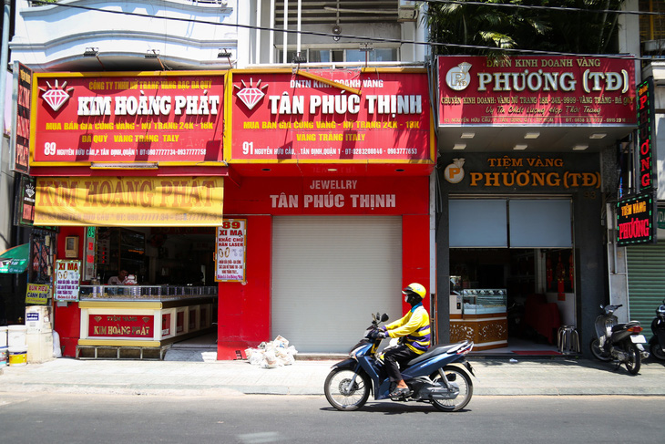 Tiệm vàng trên đường Nguyễn Hữu Cầu, bên hông chợ Tân Định, Q.1 đóng cửa trưa nay - Ảnh: PHƯƠNG QUYÊN