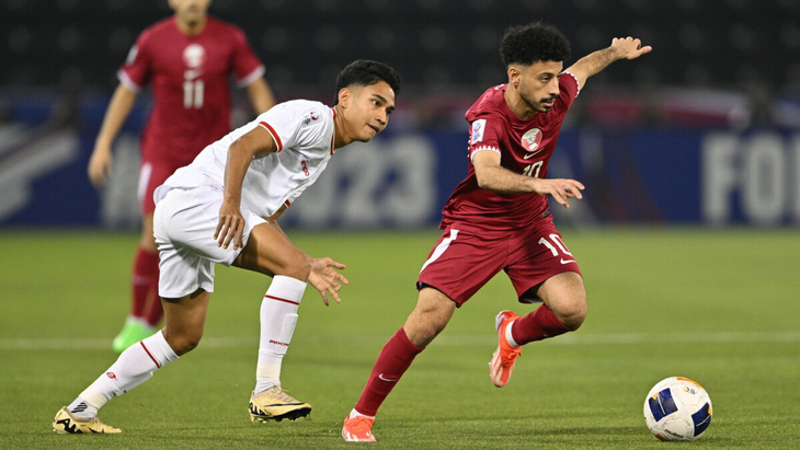 Qatar (phải) đánh bại Indonesia trong thế hơn người - Ảnh: AFC