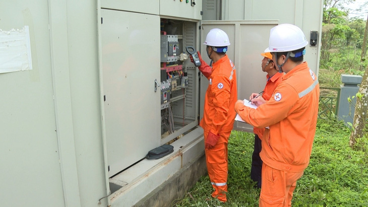 Công nhân của Tổng Công ty Điện lực miền Bắc (EVNNPC) đang bảo trì trạm điện biến áp, đảm bảo cấp điện ngày hè cho người dân.