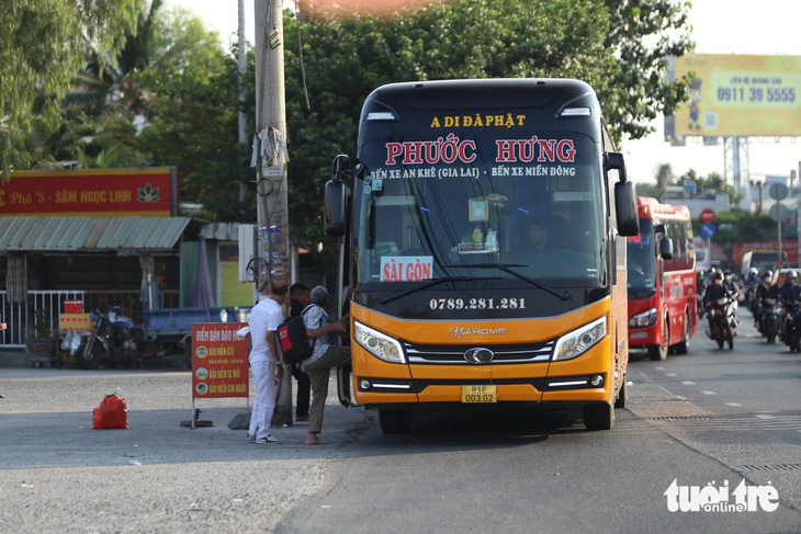 16h33, xe khách giường nằm Phước Hưng tấp nhanh vào cây xăng Anh Phát Petro trên quốc lộ 13, phường Hiệp Bình Phước, đón 3 hành khách