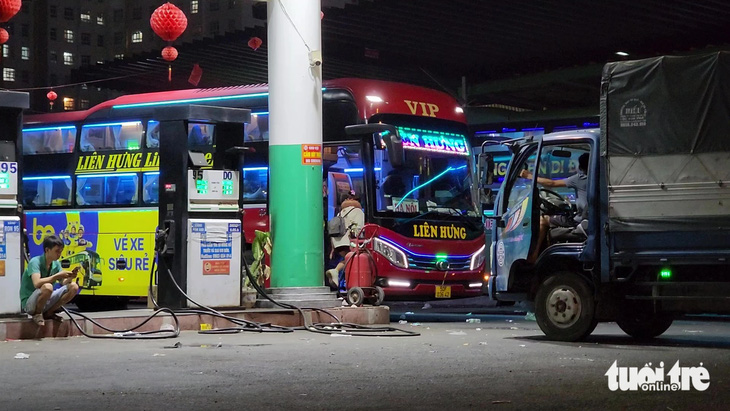 Tại cây xăng Tam Bình, tình trạng "xe dù, bến cóc" hoạt động rầm rộ cả ngày lẫn đêm. Tối 15-4, xe khách Liên Hưng đậu trong cây xăng này khoảng 20 phút để đón nhiều hành khách 