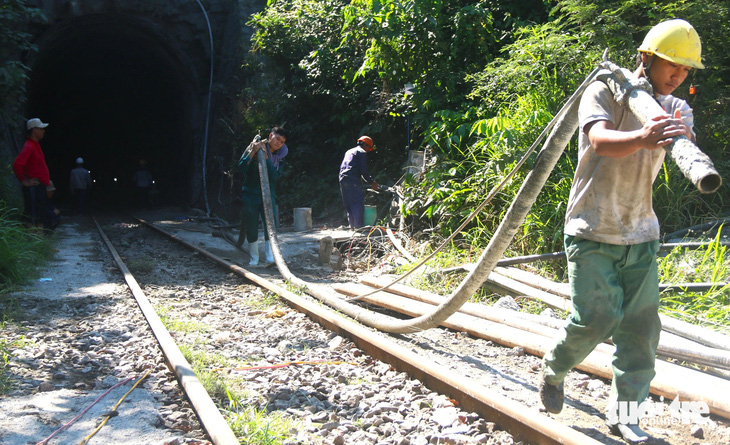 Khoan xuyên sườn núi, bơm bê tông xử lý sạt lở hầm đường sắt Bãi Gió- Ảnh 11.