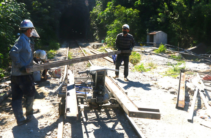Khoan xuyên sườn núi, bơm bê tông xử lý sạt lở hầm đường sắt Bãi Gió- Ảnh 9.