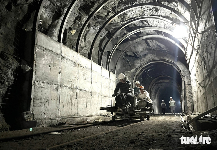 Khoan xuyên sườn núi, bơm bê tông xử lý sạt lở hầm đường sắt Bãi Gió- Ảnh 10.