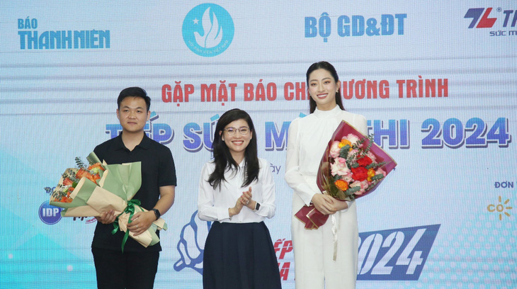 Ban tổ chức chương trình tặng hoa cho hoa hậu Lương Thùy Linh, "siêu trí tuệ" Hà Việt Hoàng - là hai trong bốn đại sứ đồng hành cùng chương trình Tiếp sức mùa thi năm 2024 - Ảnh: LÂM HẢI