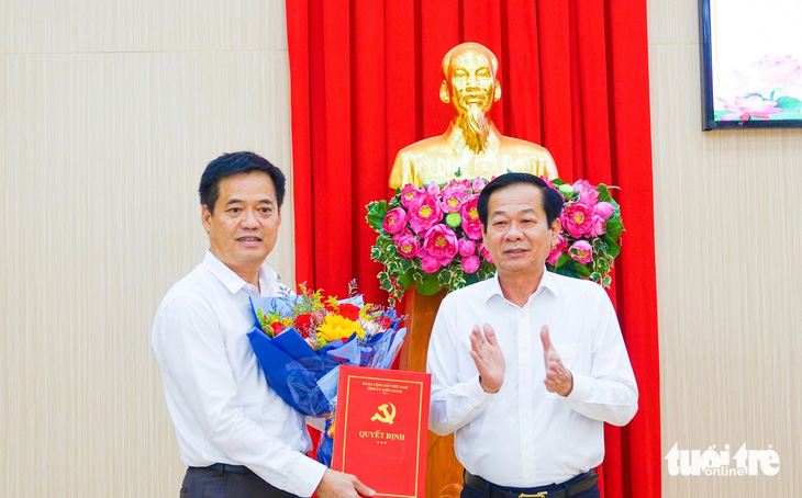 Bí thư Tỉnh ủy Kiên Giang Đỗ Thanh Bình (phải) trao quyết định cho ông Lê Quốc Anh giữ chức bí thư Thành ủy Phú Quốc nhiệm kỳ 2020-2025 - Ảnh: CHÍ CÔNG