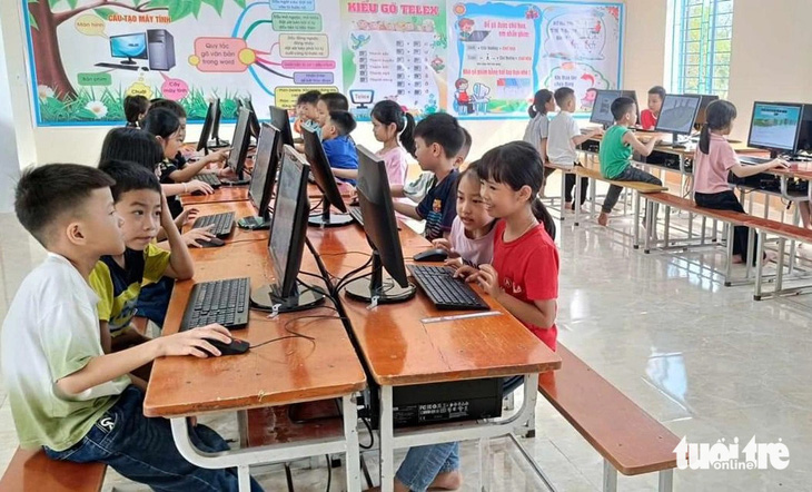 Học sinh ở trường chính Trường tiểu học Ngọc Sơn, huyện Thanh Chương, Nghệ An trong phòng tin học mới đầy đủ cơ sở vật chất - Ảnh: BÙI ÂN
