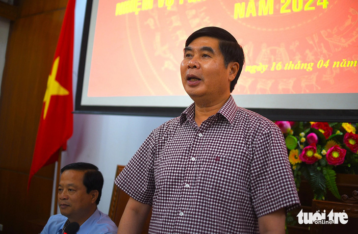 Ông Lâm Hải Giang - phó chủ tịch UBND tỉnh Bình Định - trả lời câu hỏi của báo Tuổi Trẻ tại buổi họp báo - Ảnh: LÂM THIÊN