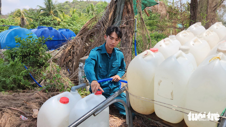 Kiên Giang sẽ cấp phát 6.700 bồn chứa nước ngọt cho bà con vùng hạn mặn - Ảnh: BỬU ĐẤU