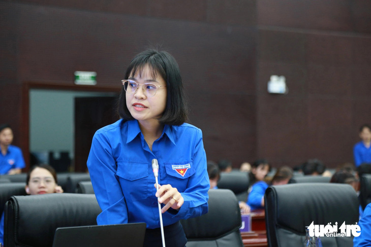 Đại biểu thanh niên Nguyễn Thị Tuyết - bí thư Đoàn Trường đại học Duy Tân - bày tỏ lo ngại bạo lực học đường đang gia tăng - Ảnh: ĐOÀN NHẠN