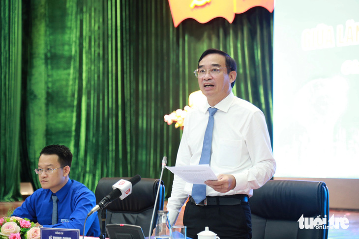 Ông Lê Trung Chinh - chủ tịch UBND TP Đà Nẵng - lo ngại tình trạng học sinh dùng mạng xã hội hiện nay - Ảnh ĐOÀN NHẠN