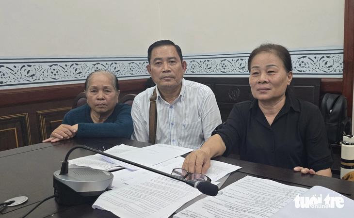Bà Nguyễn Thị Sáu (bìa trái) cùng hai người đại diện tại tòa - Ảnh: ĐAN THUẦN