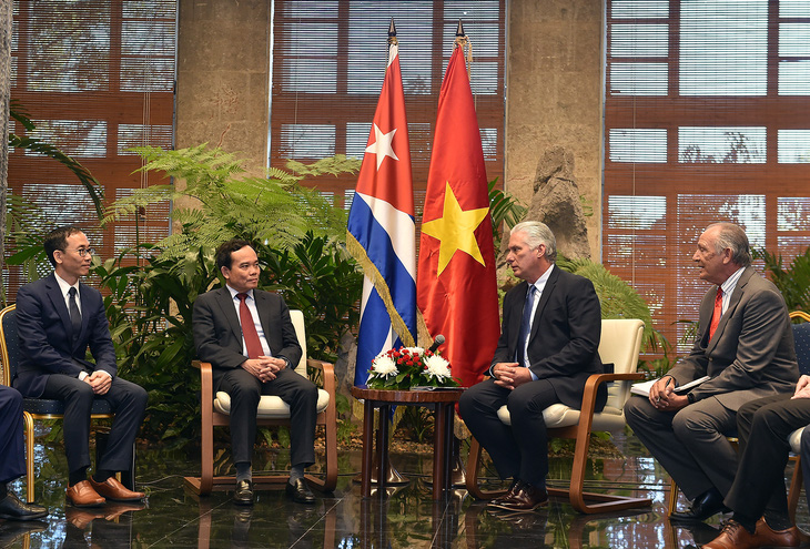 Nhà lãnh đạo Cuba chúc mừng các thành tựu kinh tế - xã hội của Việt Nam, cảm ơn sự hỗ trợ của Việt Nam trong bối cảnh đặc biệt với Cuba hiện nay - Ảnh: VGP
