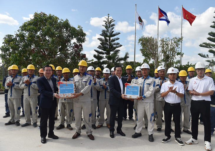 Phó thủ tướng Trần Lưu Quang và Bộ trưởng Bộ Xây dựng Nguyễn Thanh Nghị tặng quà cho các công nhân Khu công nghiệp ViMariel do doanh nghiệp Việt Nam đầu tư tại Cuba - Ảnh: VGP
