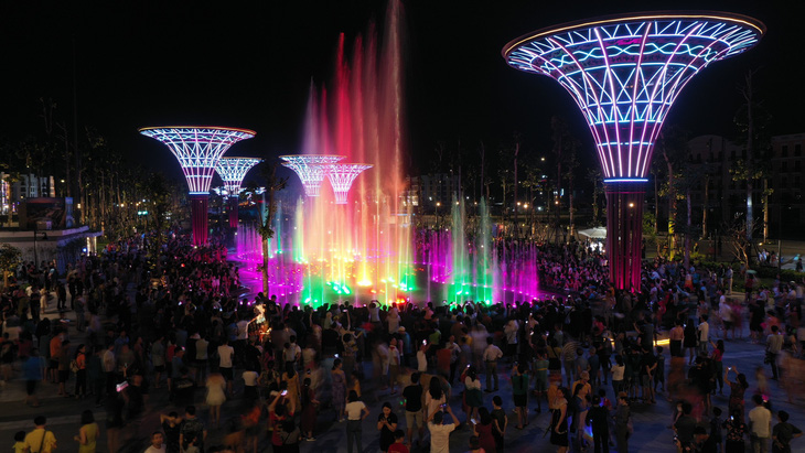 Rất đông du khách xem biểu diễn nhạc nước vào ban đêm tại quảng trường biển Sầm Sơn - Ảnh: Sun Group cung cấp