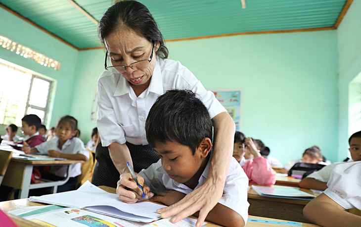 Tại Trường tiểu học Y Jut (xã Ea Kênh, huyện Krông Pắk), tình trạng học sinh phải ghép lớp khiến việc dạy và học khó khăn, kém hiệu quả trong nhiều năm - Ảnh: TRUNG TÂN