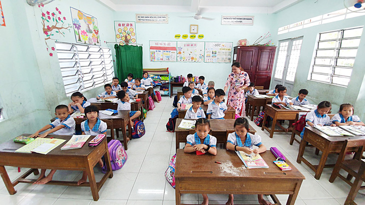 Giáo viên tiểu học ở quận Ô Môn (TP Cần Thơ) trong giờ lên lớp - Ảnh: THÁI LŨY