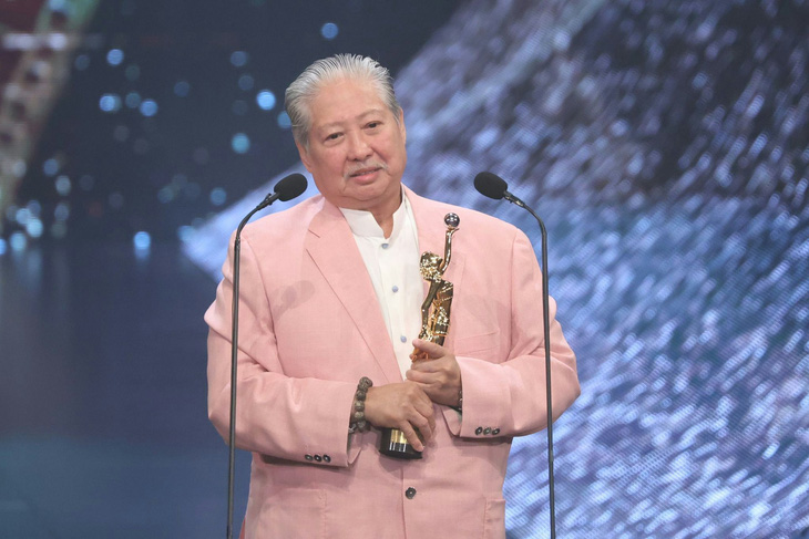 Hồng Kim Bảo nhận giải Thành tựu trọn đời tại Giải Kim Tượng lần thứ 42 - Ảnh: HK01