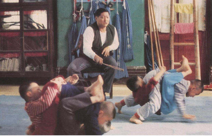 Hồng Kim Bảo vào vai thầy của ông trong phim Thất tiểu phúc (1988)