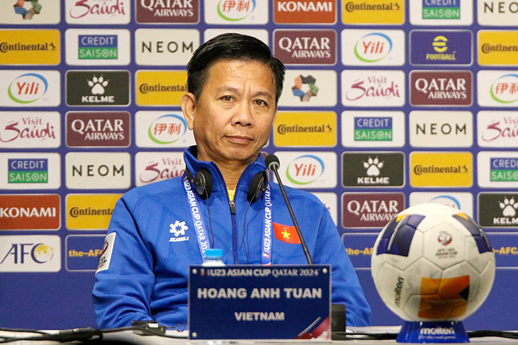 HLV Hoàng Anh Tuấn trong cuộc họp báo trước trận đấu chiều 16-4 - Ảnh: VFF