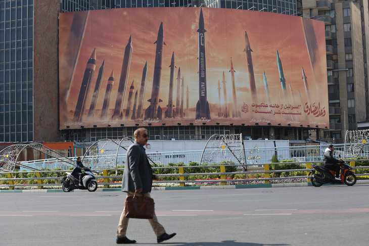 Một tấm bảng có nội dung chống Israel và hình tên lửa Iran trong ảnh chụp trên đường phố Tehran, Iran hôm 15-4 - Ảnh: REUTERS