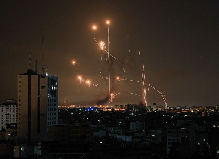 Tên lửa từ hệ thống Vòm Sắt của Israel đánh chặn rocket phóng từ Dải Gaza vào tháng 10-2023 - Ảnh: AFP