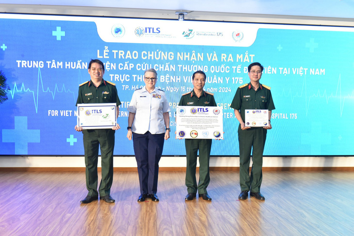 Trao chứng nhận và ra mắt Trung tâm Huấn luyện cấp cứu chấn thương quốc tế (ITLS) đầu tiên tại Việt Nam tại Bệnh viện Quân y 175 - Ảnh: TRẦN CHÍNH