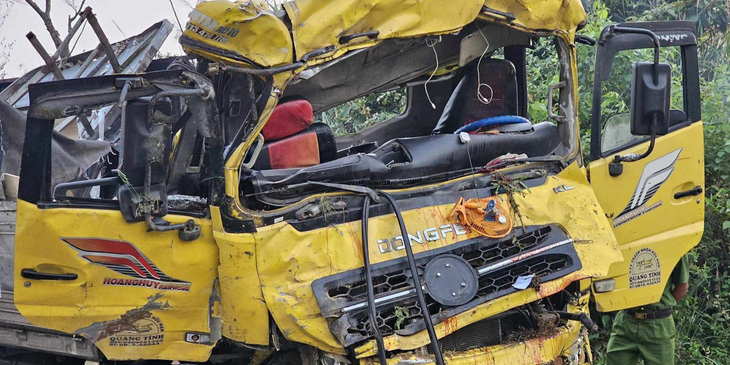 Chiếc xe tải nát bươm sau vụ tai nạn làm 2 người chết trên đèo Lò Xo lúc 1h30 ngày 16-4 - Ảnh: NGÔ QUYẾT