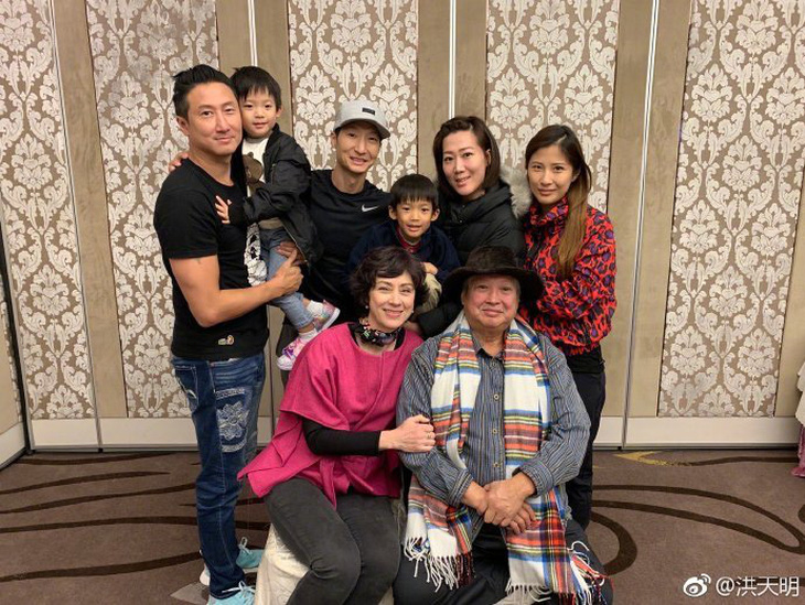 Hồng Kim Bảo an hưởng tuổi già cùng vợ và các con - Ảnh: Weibo