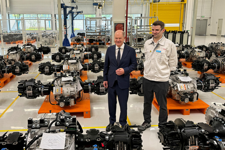 Thủ tướng Đức Olaf Scholz đến thăm một nhà máy của Tập đoàn Bosch ở TP Trùng Khánh, Trung Quốc hôm 14-4 - Ảnh: REUTERS