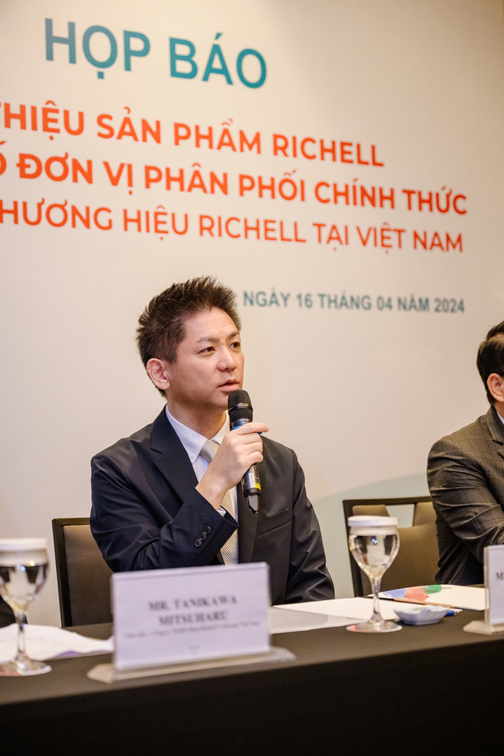 Ông Honda Tomohiko - giám đốc Công ty TNHH Richell Việt Nam phát biểu tại cuộc họp báo tổ chức hôm nay 16-4 tại Hà Nội