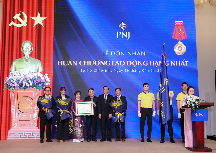 Công ty cổ phần Vàng bạc Đá quý Phú Nhuận (PNJ) đón nhận Huân chương lao động hạng Nhất - Ảnh: Minh Trường