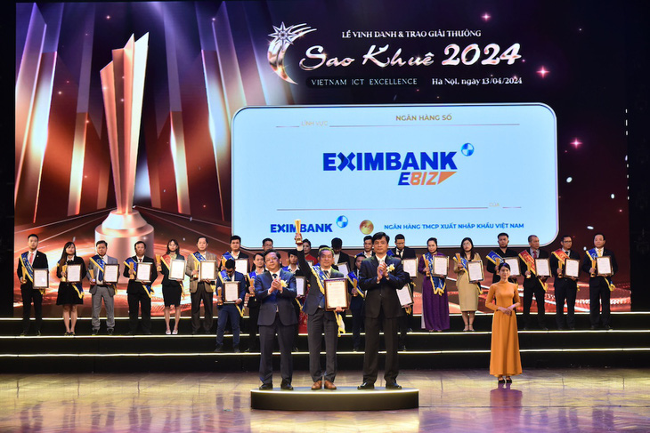 Ông Nguyễn Hướng Minh - phó tổng giám đốc Eximbank - nhận giải thưởng Sao Khuê 2024 - Ảnh: EIB