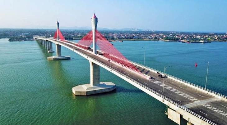 Cầu Cửa Hội bắc qua sông Lam nối hai tỉnh Nghệ An - Hà Tĩnh, công trình có sự tham gia của Tập đoàn Thuận An - ẢNH: DOÃN HÒA