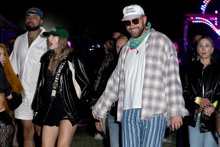 Taylor Swift (trái) và bạn trai Travis Kelce tại Coachella 2024 - Ảnh: Getty Images
