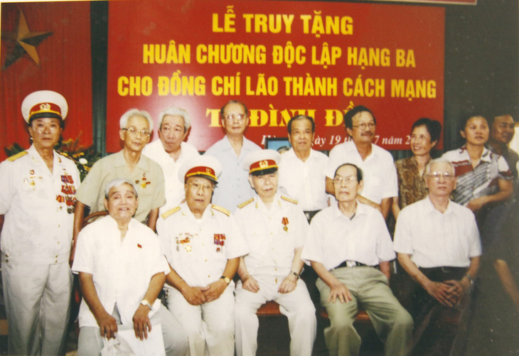 Thượng tướng Hoàng Minh Thảo (ngồi giữa ở hàng đầu) và đồng đội Tạ Đình Đề dự Lễ truy tặng Huân chương Độc lập hạng 3 của ông năm 2007 sau khi ông đã mất 10 năm - Ảnh gia đình cung cấp